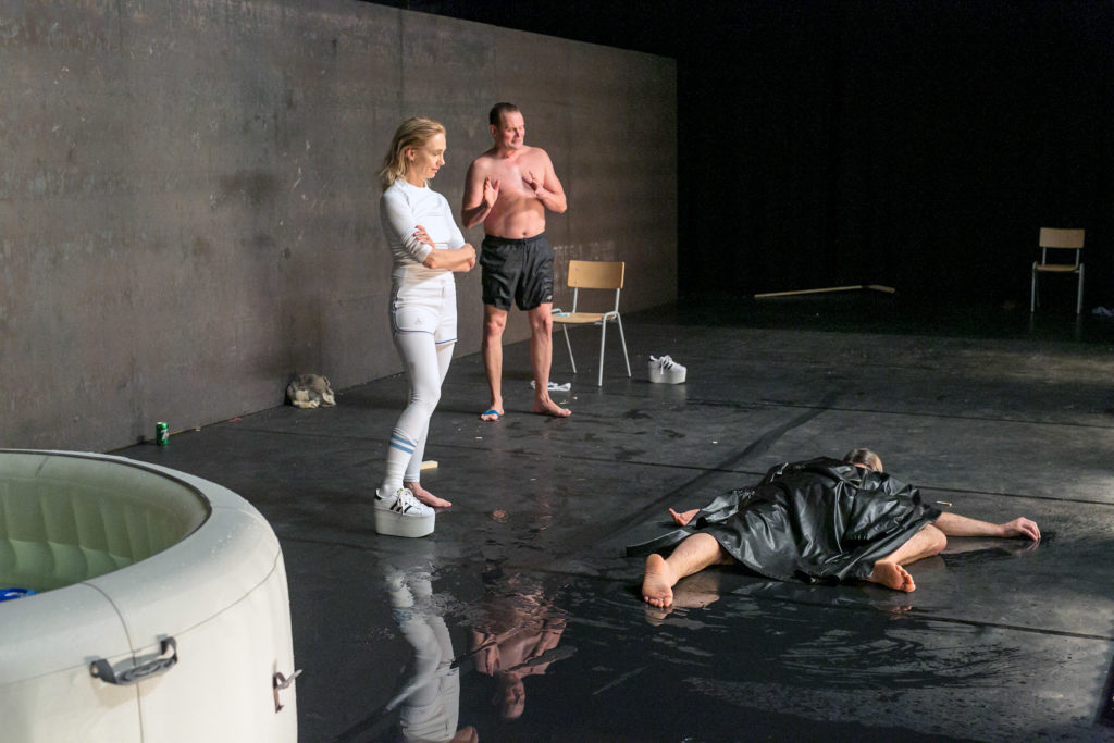 Unendlicher Spa&szlig; / Ursina Lardi, Devid Striesow, Sebastian Blomberg (liegend) -05 
&copy; David Baltzer, Agentur Zenit