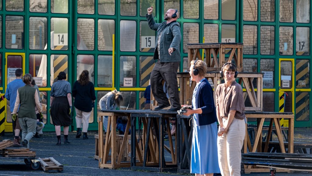 Asphalt Festival 2022 SL Endstation Fern Von Hier Premiere 01 5126 Foto Nana Franck 1024x576