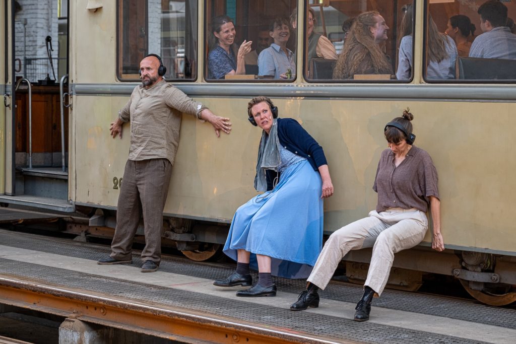 Asphalt Festival 2022 SL Endstation Fern Von Hier Premiere 02 5181 Foto Nana Franck 1024x683