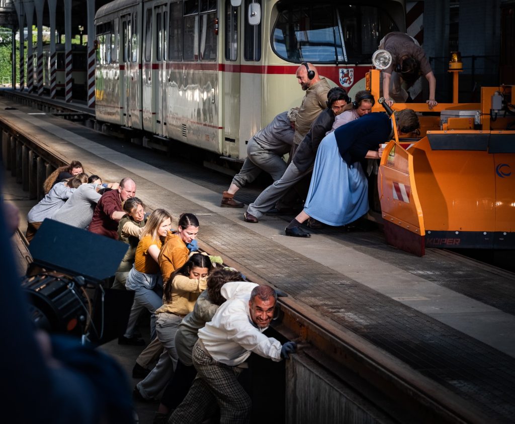 Asphalt Festival 2022 SL Endstation Fern Von Hier Premiere 03 5218 Foto Nana Franck 1024x843