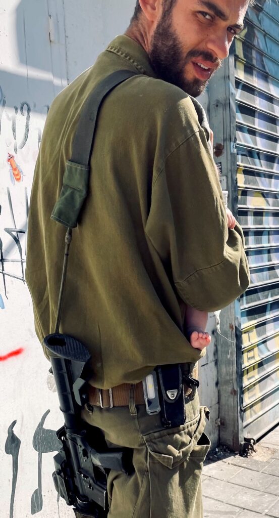 Asphalt Festival 2025 SL War Diaries Gewehr Und Fuss Foto Nadia Migdal 553x1024